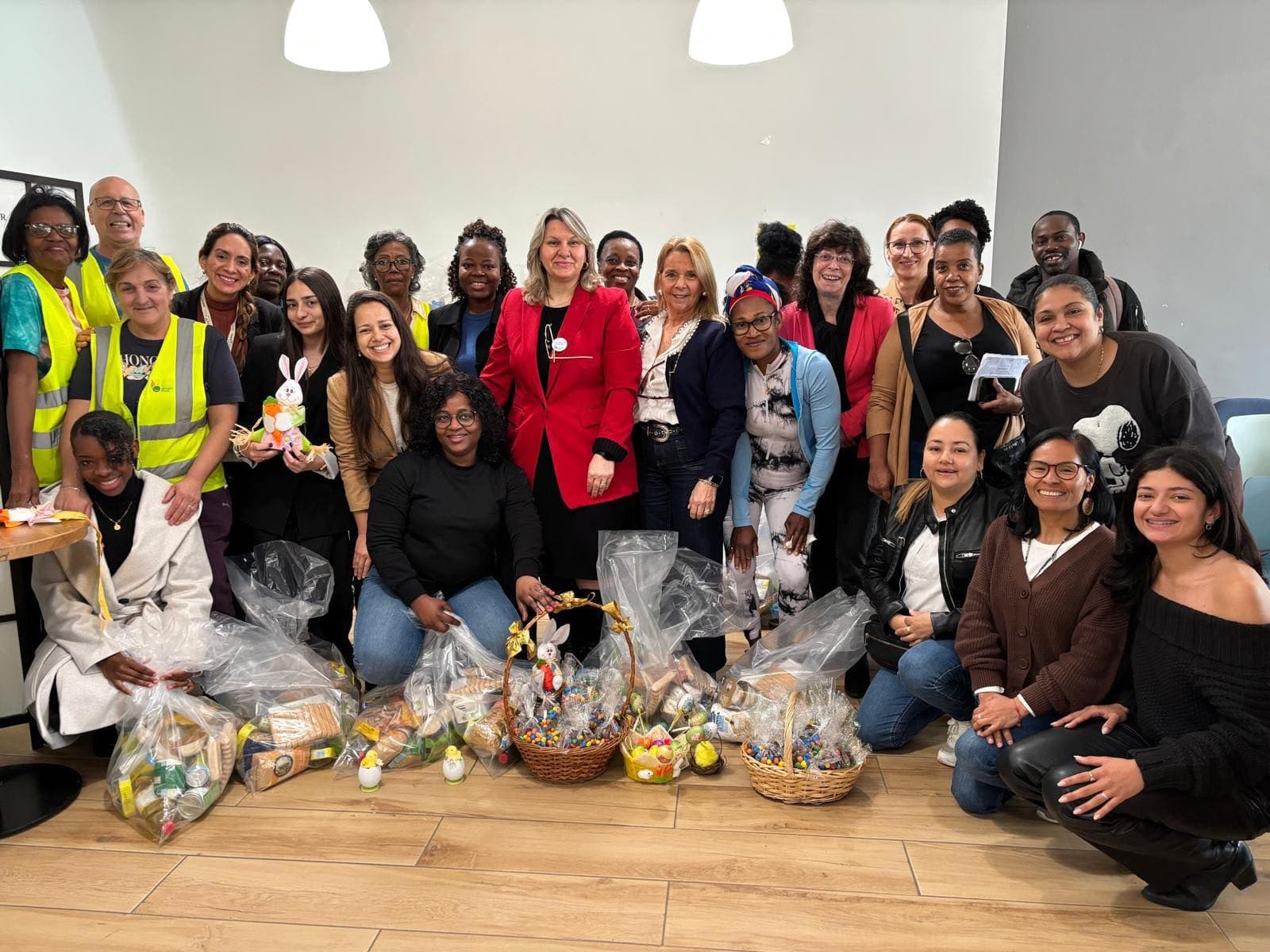 Equipa e voluntários da Mundo Feliz com cabazes de apoio alimentar